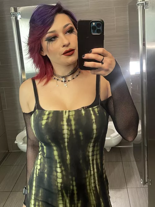 Quick bathroom pics before my show Friday night 💜