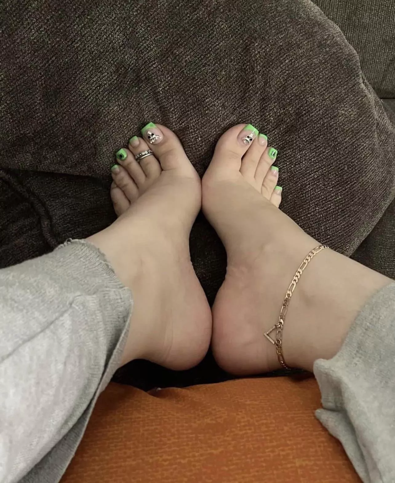 Suck on my toes sissy