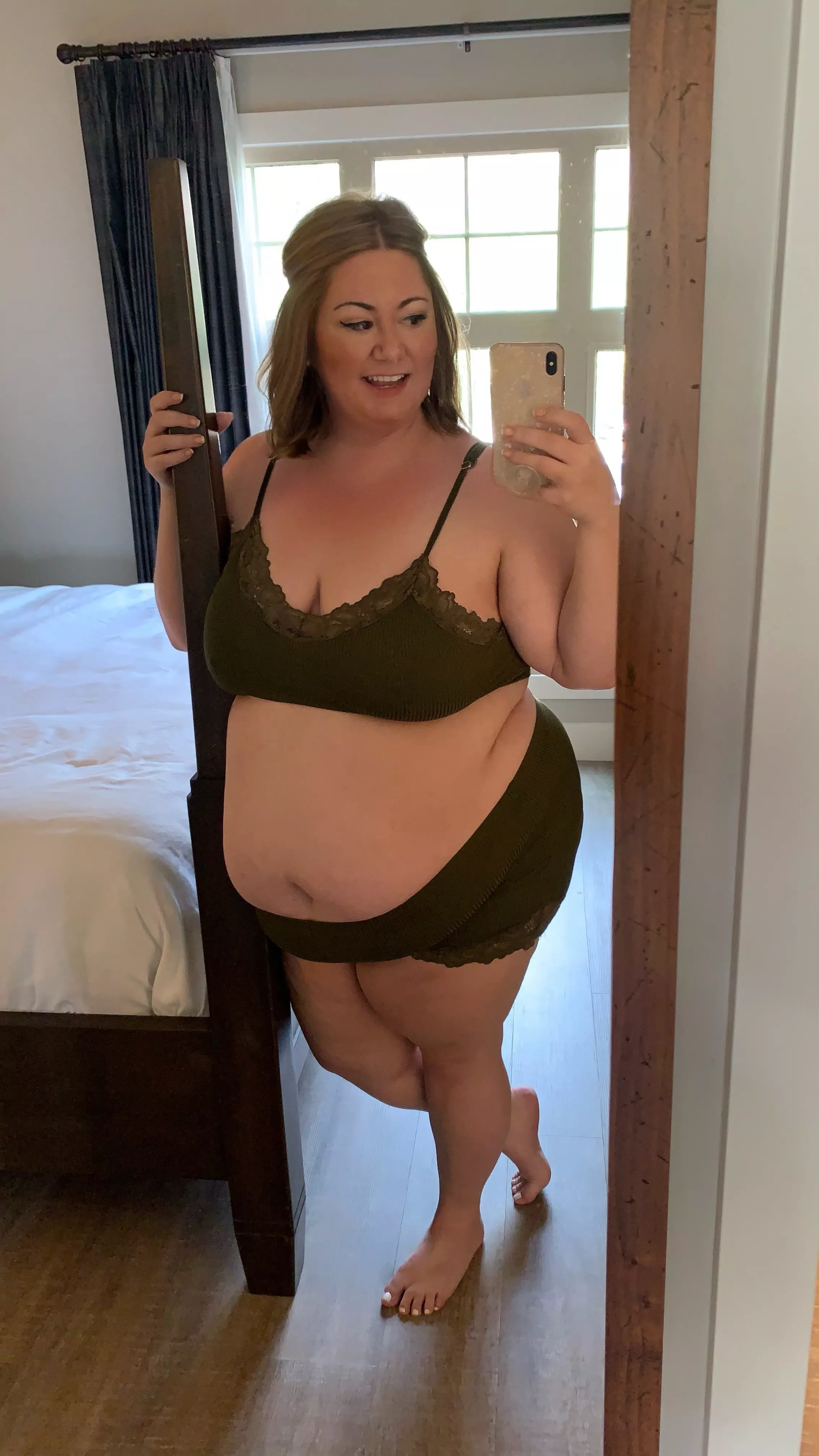 This belly is just begging for your hands on it