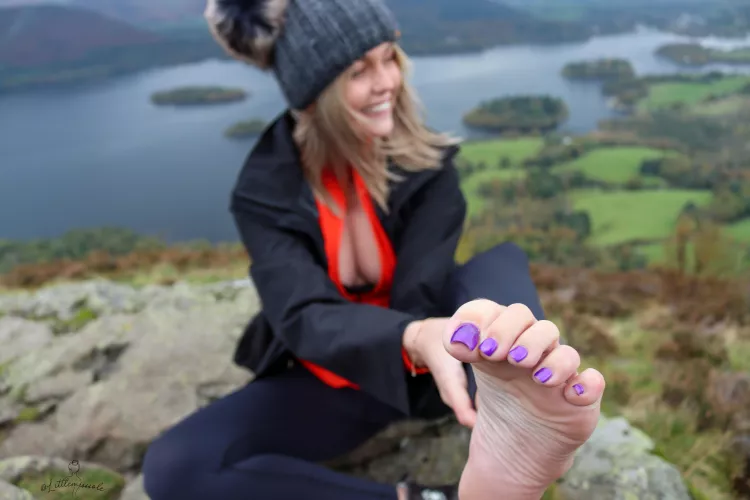Would you suck my toes after a long hike? 🥾
