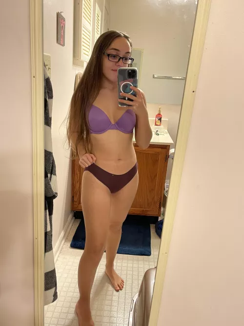 4’8 petite am I your type? 💜