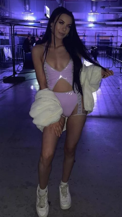 brunette teen @chloeehodges