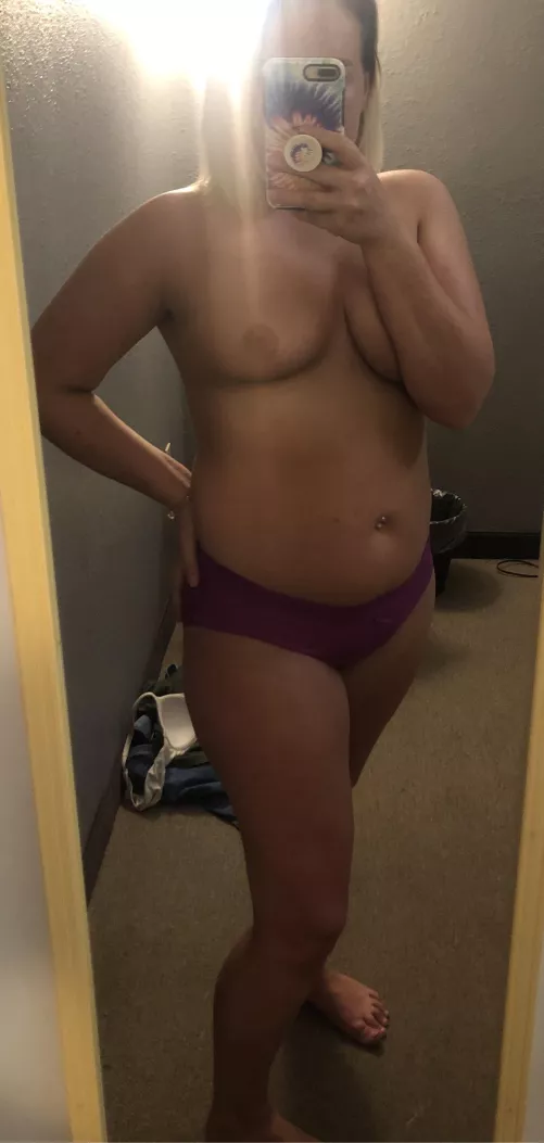 I’m a 5 STAR seller, sweet and SEXY girl next door, I have the most DELICIOUS panties & top notch XXX content, let’s have some fun babyyyy [selling]
