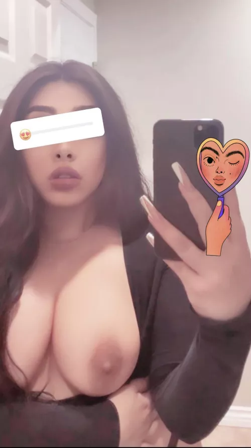 Topless mirror pic ✨