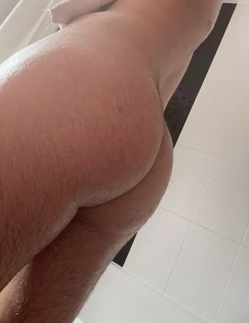 who wants to dry off my hairy ass post-shower?😈