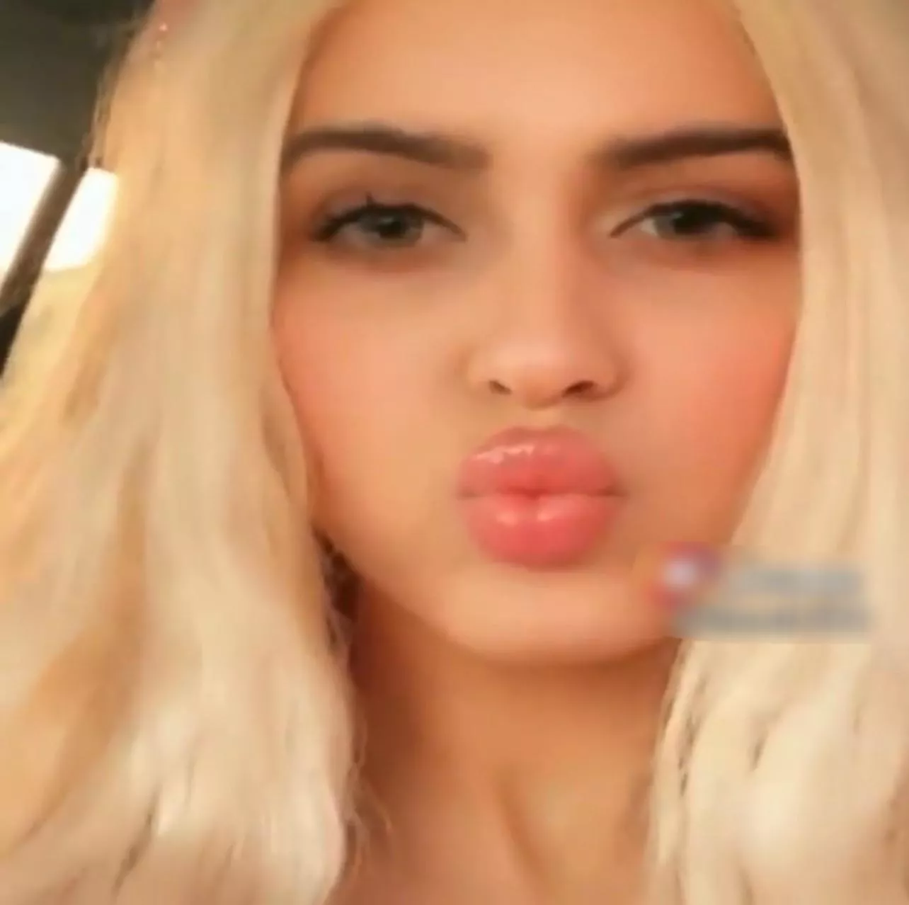 👩🏼