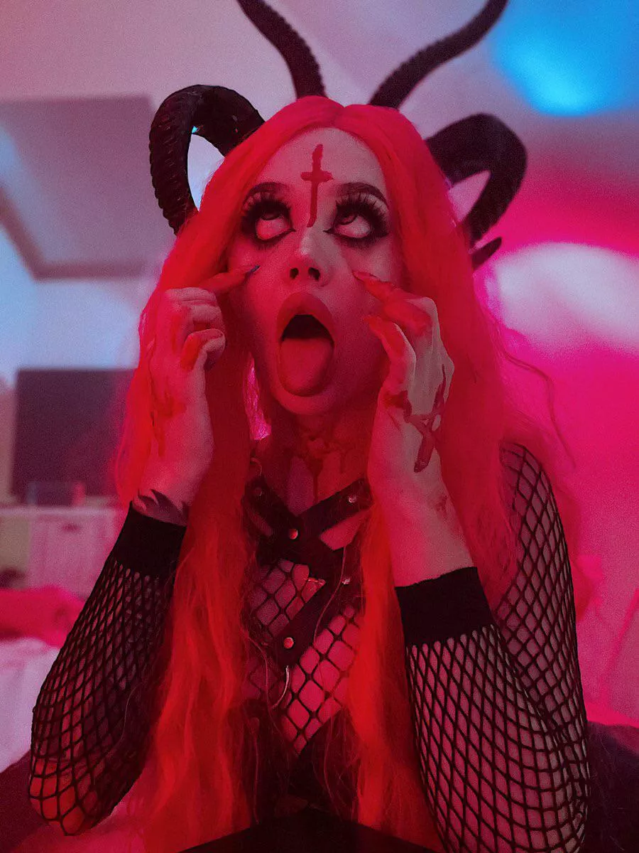 😈