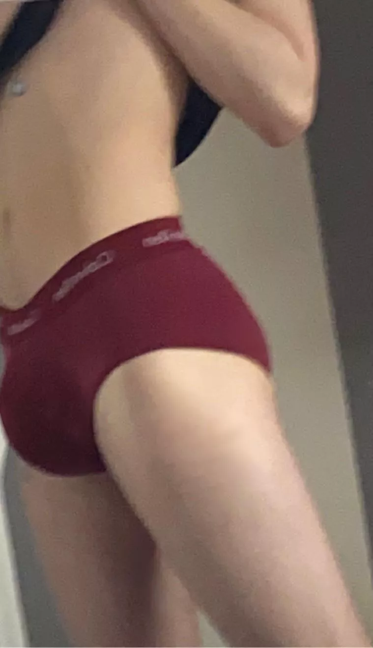 18, who likes my teen bulge ;)
