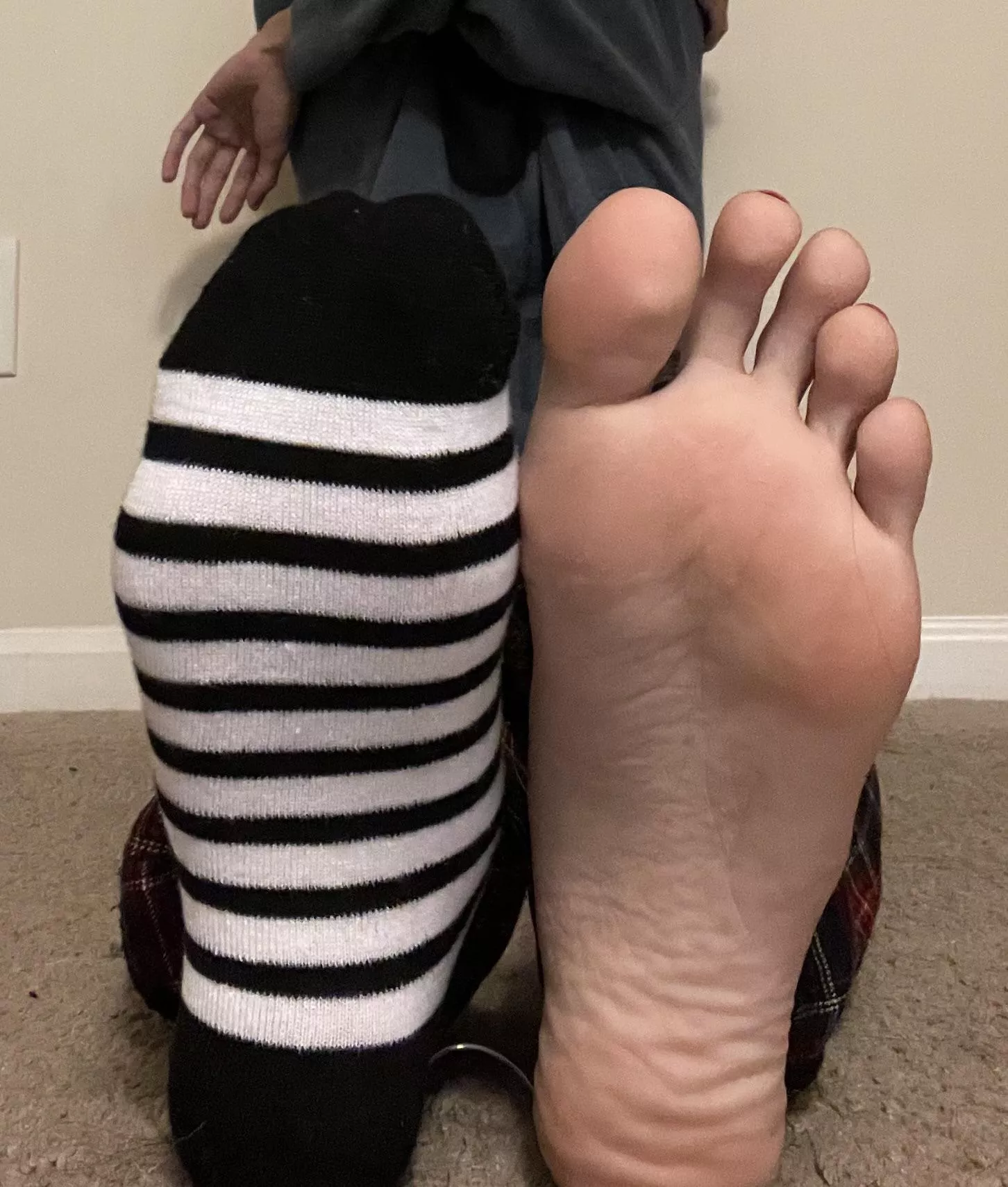 [18] Who wants a sniff?😏