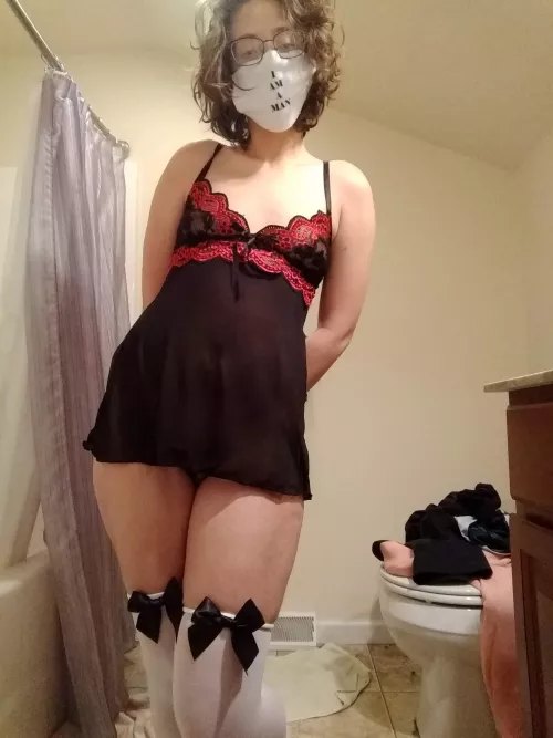 (19 he/they) any love for a pretty boy in a pretty dress? 💫