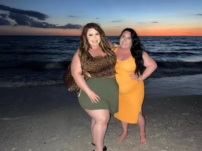 2 BBWs on the beach 🧡
