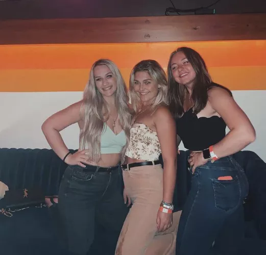 2 blondes and a brunette…..