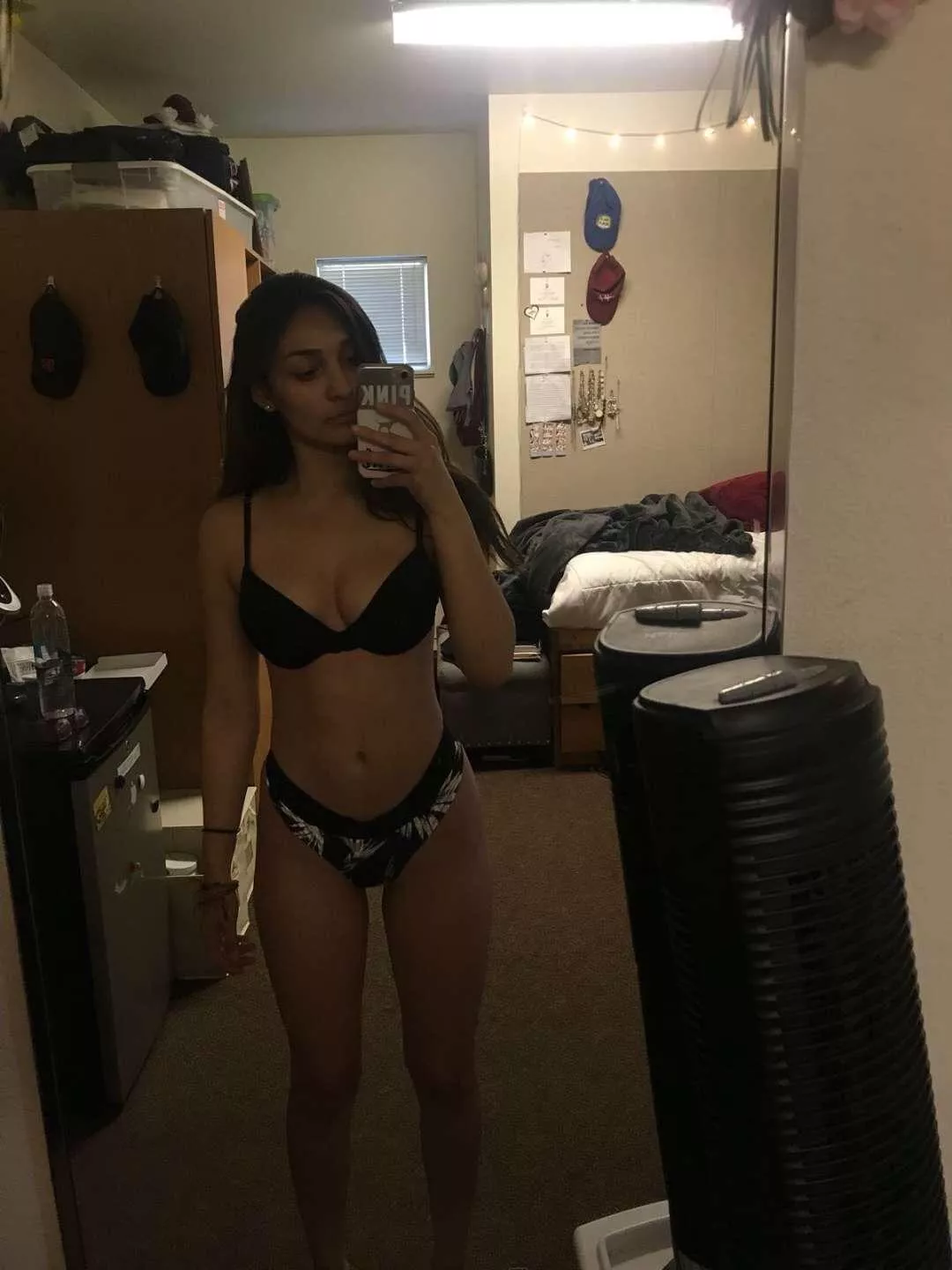 20 [F4M] bored and looking for someone to talk and have fun with. Add Joana_lewis snap