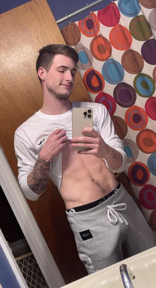 (21) anyone looking for a stepbro?😏