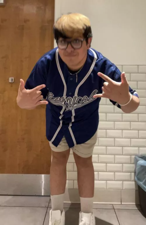 (22) i look short but i'm really 5'8 😅