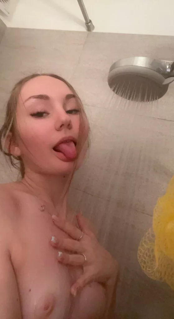 23[F4M] Hit the up arrow for a surprise in your DMs! 😉 I'm one of the girls that actually sends ( Snap : anglekay21)