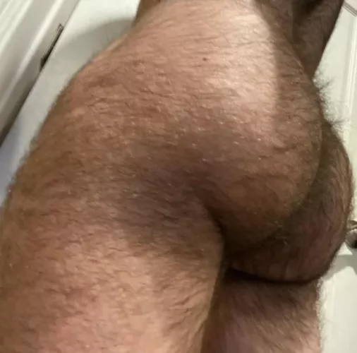 24 in shape bottom bro with a thicc furry ass. 🤪DM me or add my Snapchat: SctBro2