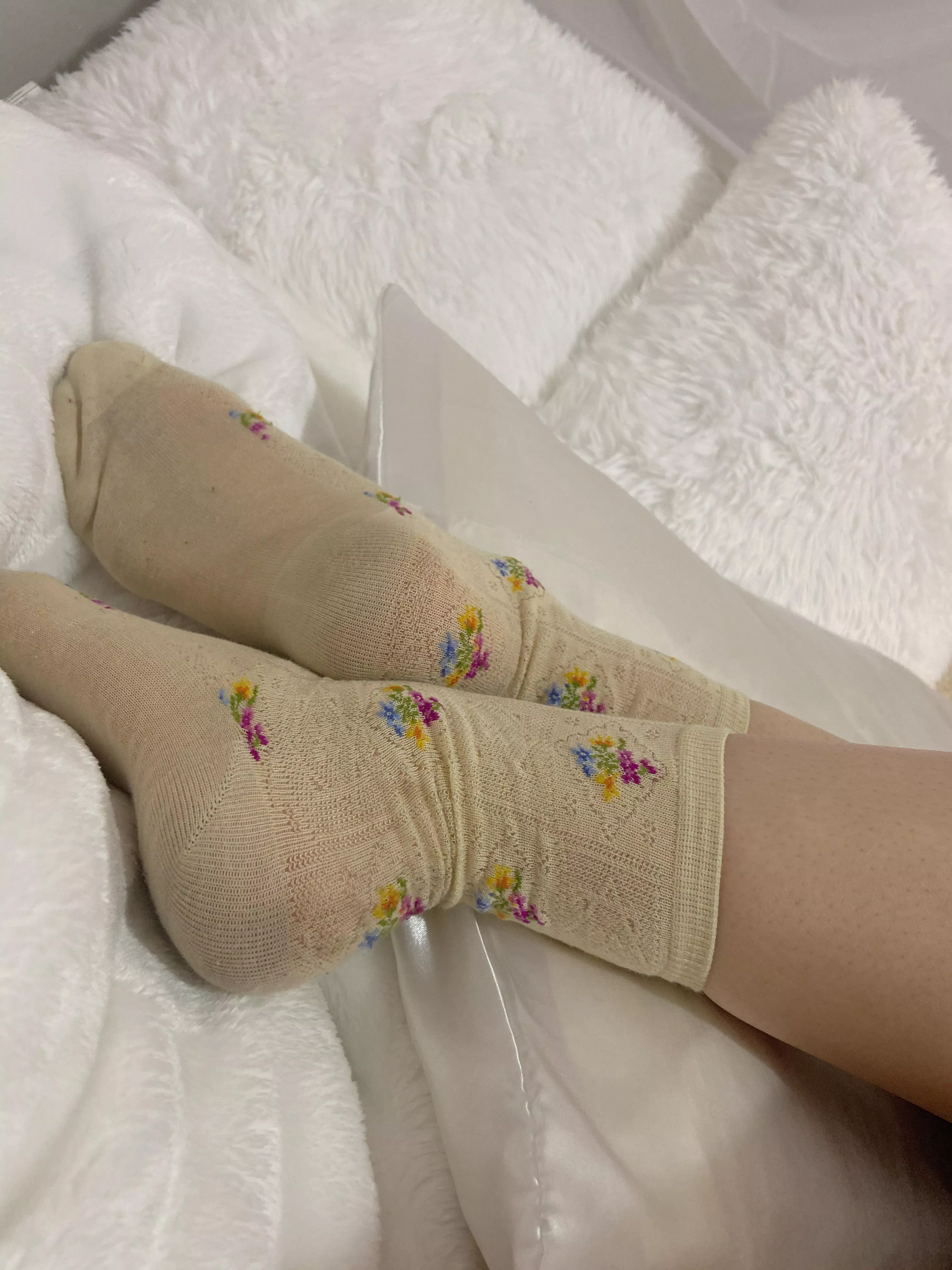 [24f] Cute socks need a hand taking off and a licking 👅💕
