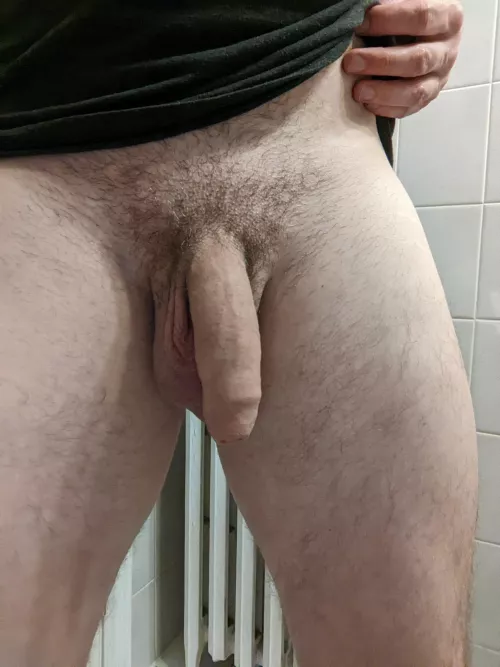 [29] I love how fat n heavy my flaccid gets in the hot weather