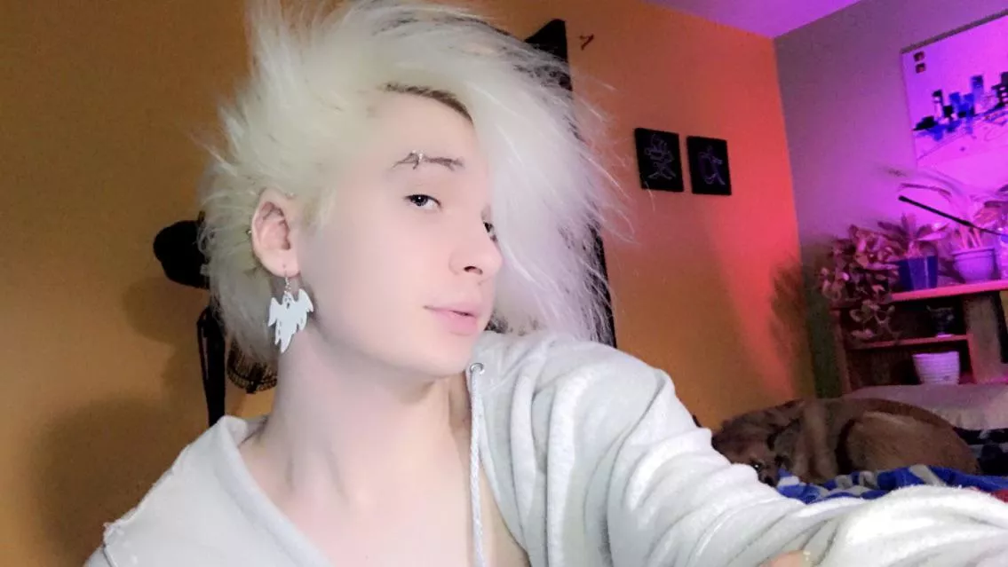 <3