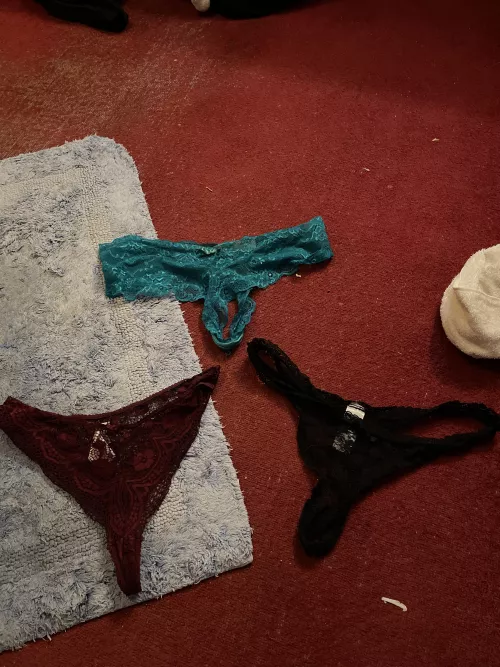 3 days of used panties in the hamper. Hmu to see more