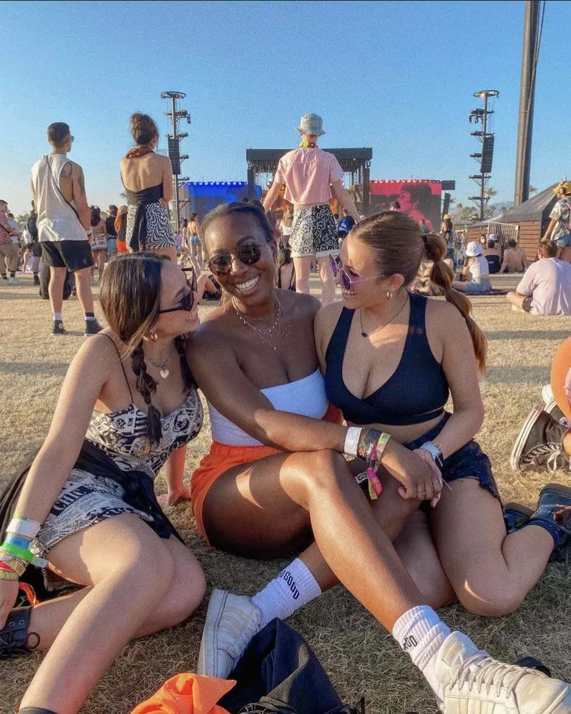 [3] Festival girls