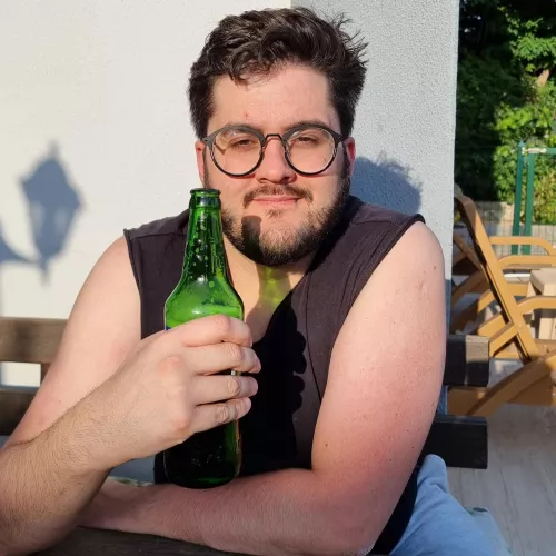 32 M UK! enjoying my last night in Turkey visiting family! come chat! love to game on PC and switch! having WoW withdrawals tbh 😕 🤣