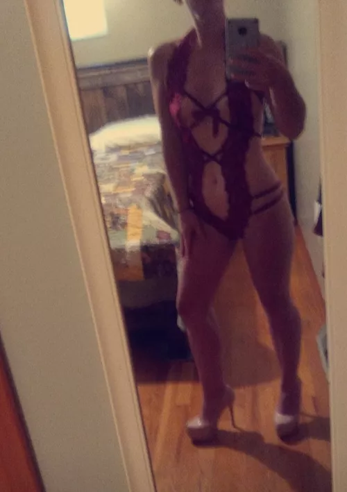 37 hotwife milf of 3. Who wants to play with me while hubby is gone to wirk.