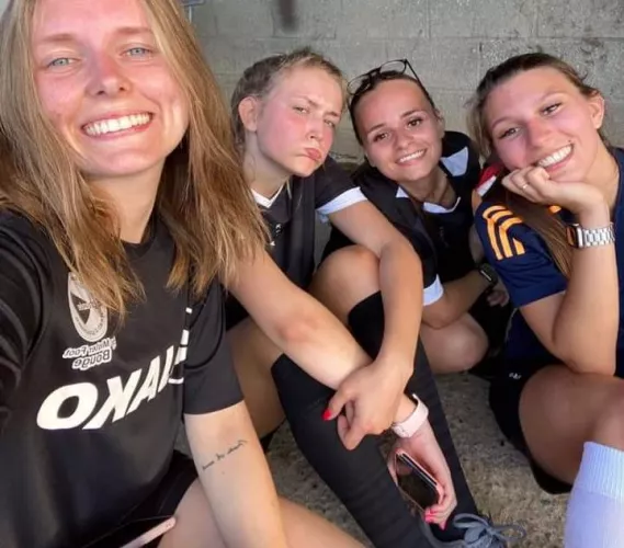 [4] who are u gonna fuxk after the match?