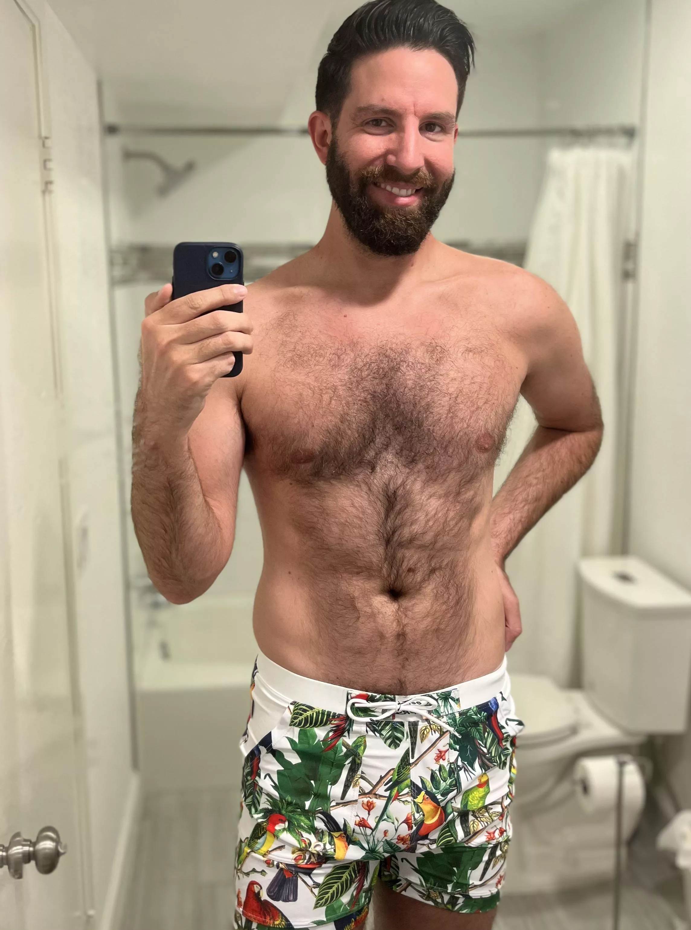 [40] Anyone wanna hit the beach with a 6’5” daddy?