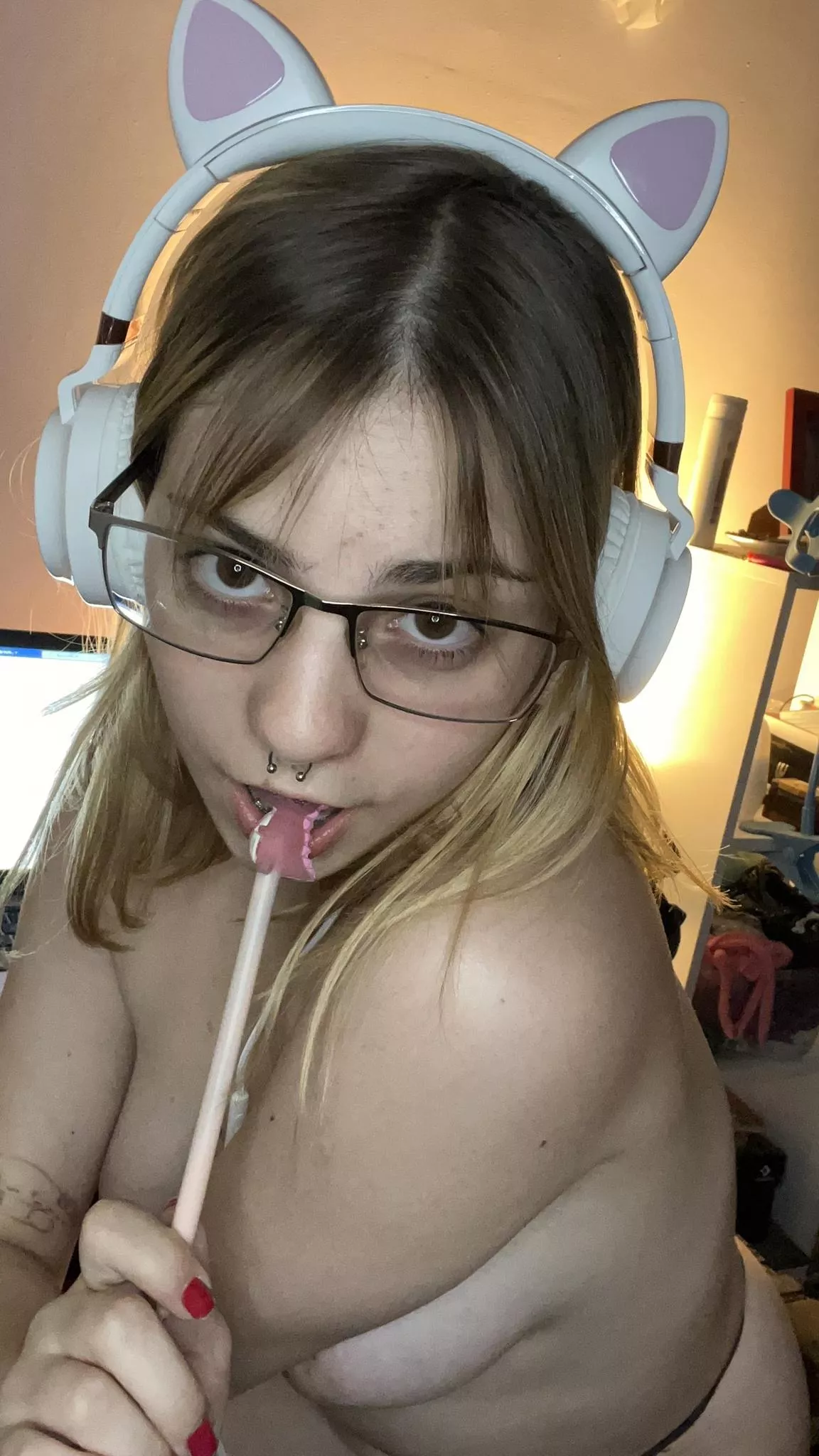 4'11 white latina :3 i wanna be ur geeky girlfriend! FREE PAGE