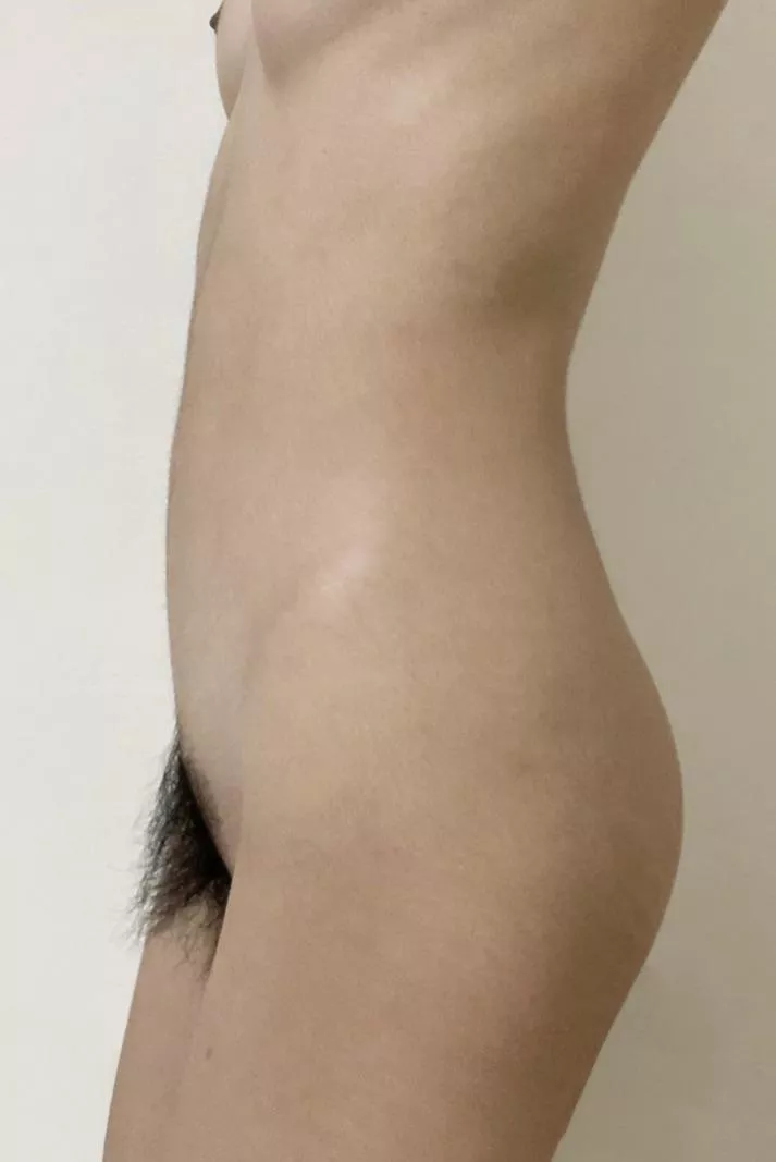 43F 5’2 100. Booty and bush from side.