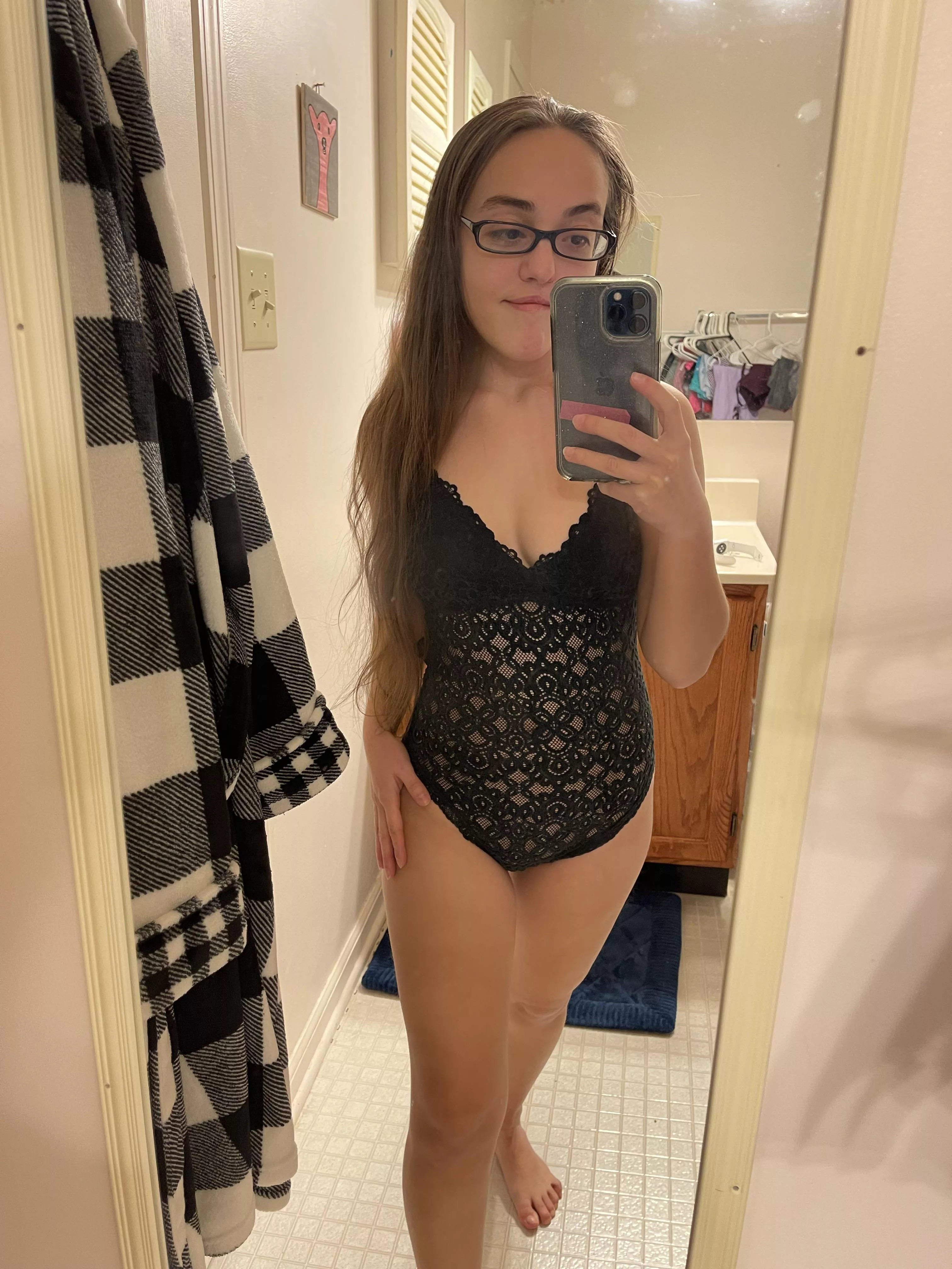 4’8 petite smash or pass? 🖤