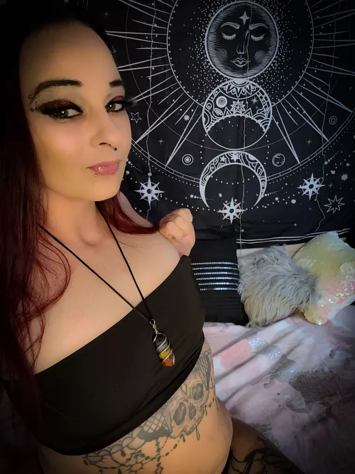 a bra would look weird with this top 🤔