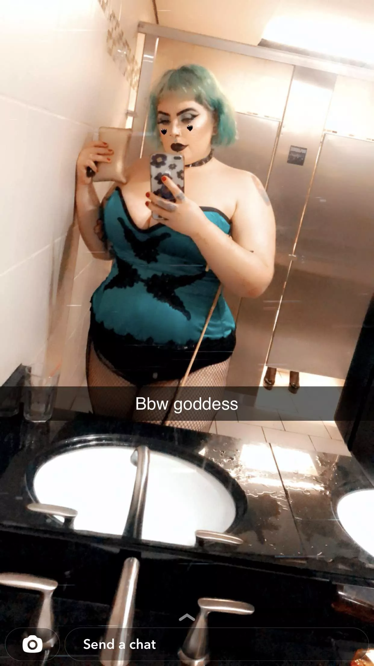 A goddess that should be worshipped accordingly by my little piggies 😈🤭