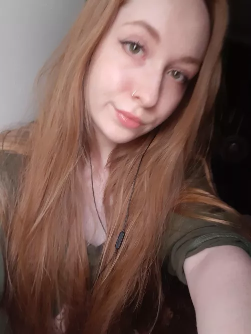 A little blurry but good for showing off my long hair. DM me for more 💚