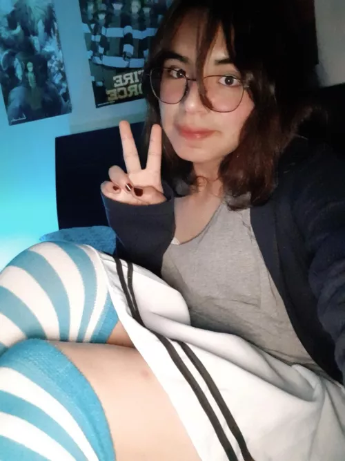 A tired and cold femboy wishes you a nice weekend ˶ᵔ ᵕ ᵔ˶