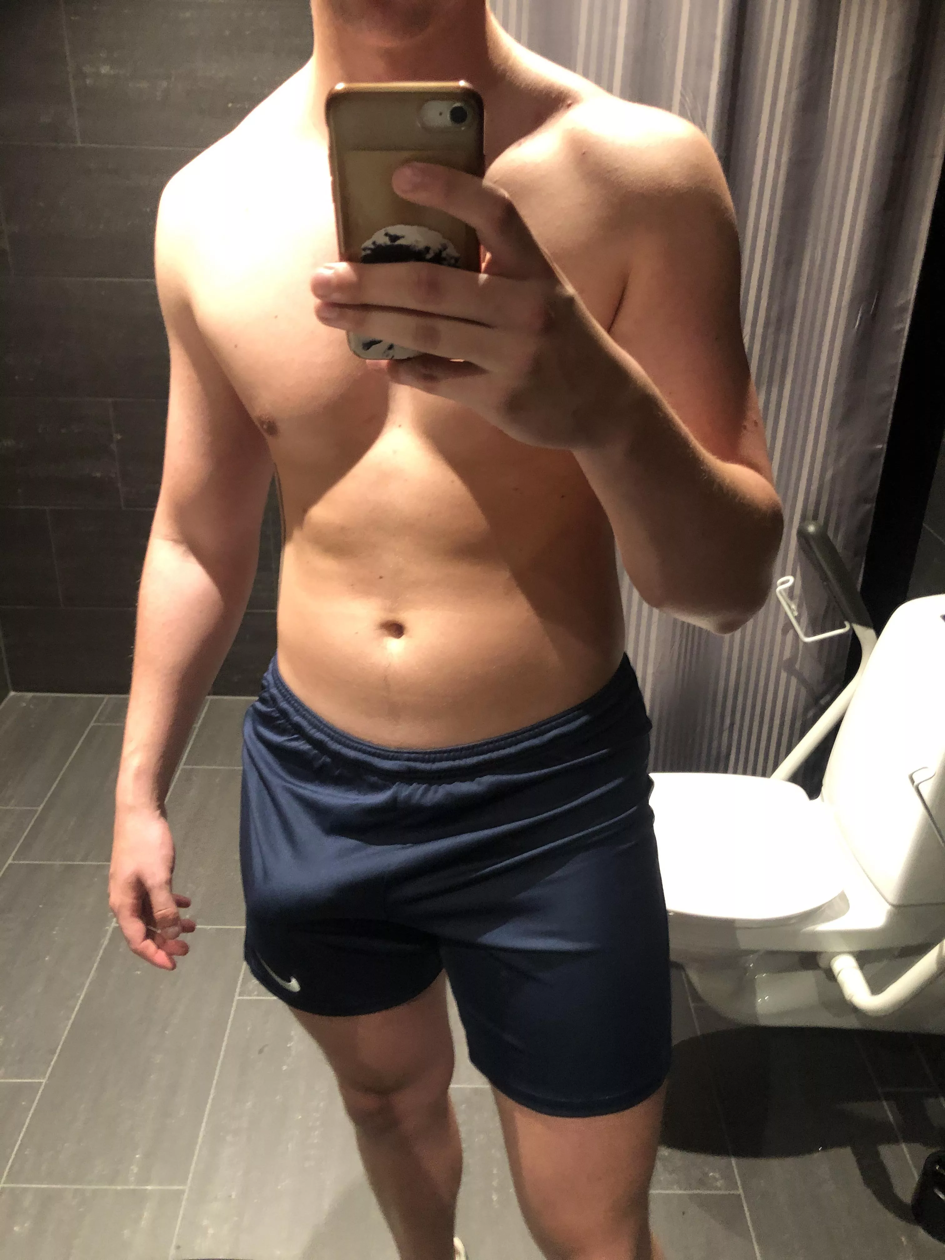 About to workout with this bulge showing 😌
