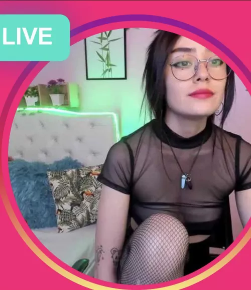 Ad from PH . Anybody knows who dis is? Does she do porn?