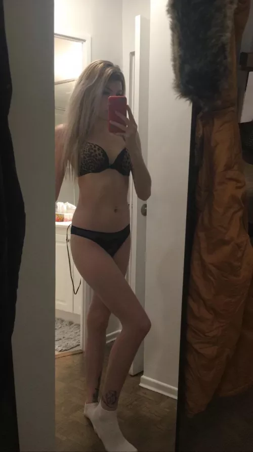 Add my new instagram: blondieloveee ,,, whos single?