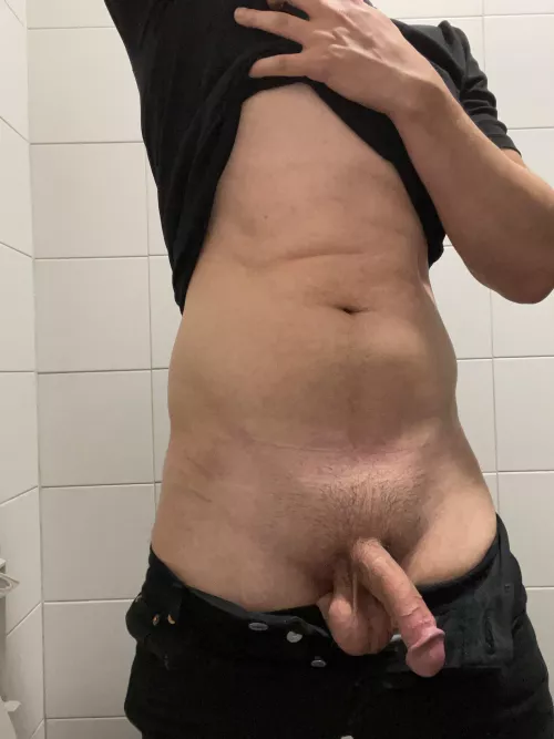 Airport selfie! Too bad there are no stalls for someone to jerk me 😜