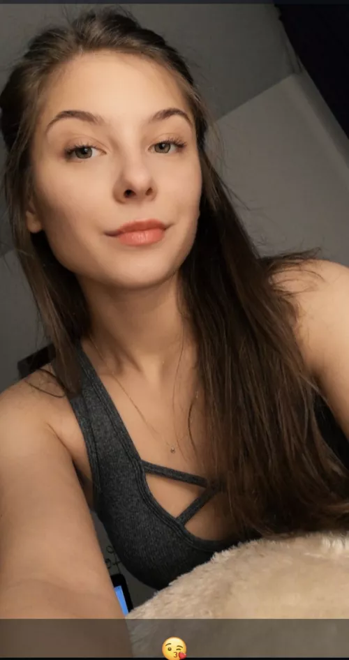 ALL SUBS GET A DIRTY PHOTO OF ME 😉 I love showing off my body with sexy dances and I specialise in custom photos and videos. I have a feeling you will fall in love with me 😘😘 Link is in the comments and in my bio.