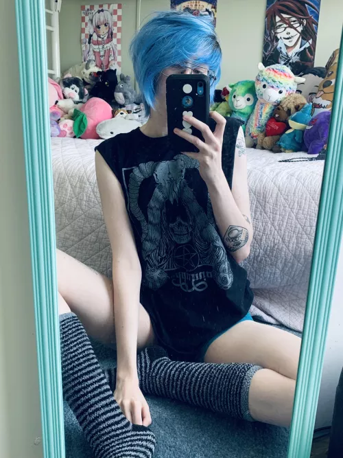 always got the fuzzy socks and band tees🤘