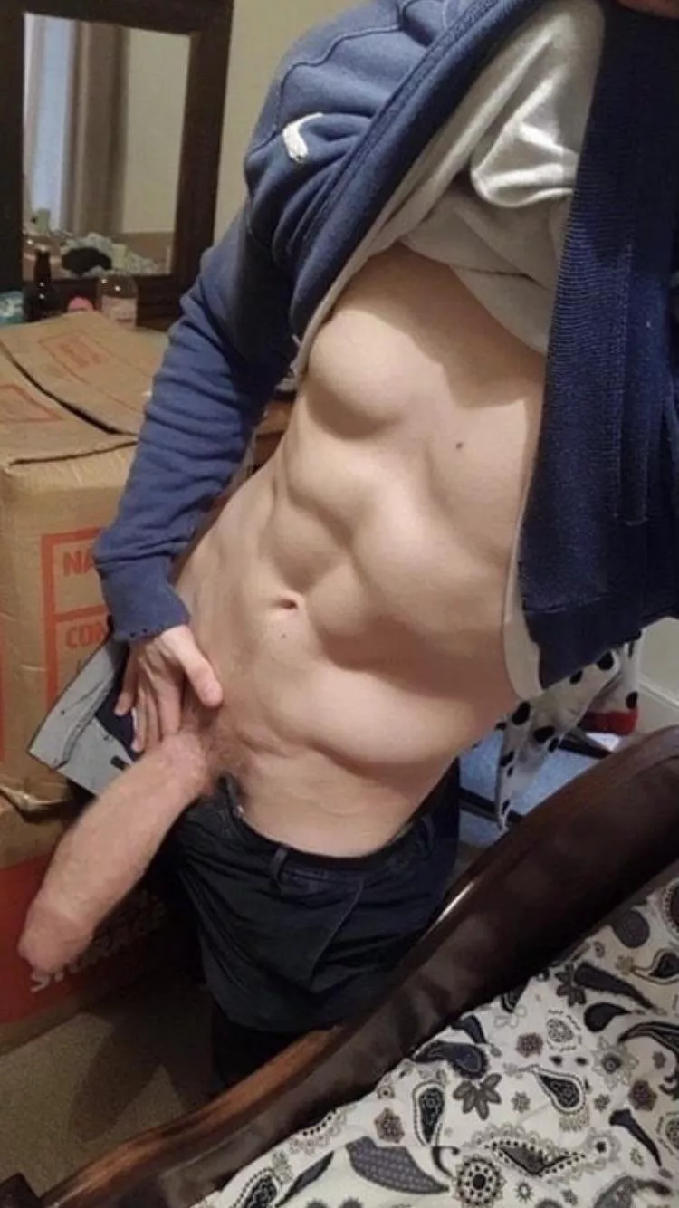 Always time for a cock pic, even when moving house! Wanna help me unload? 📦