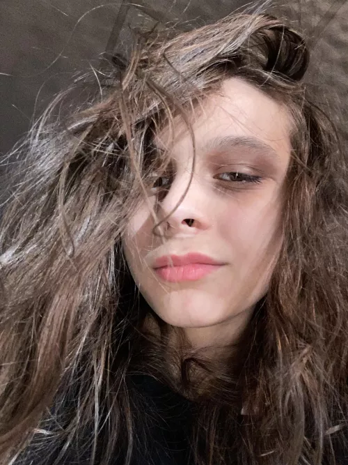 Am I looking feminine ? owo