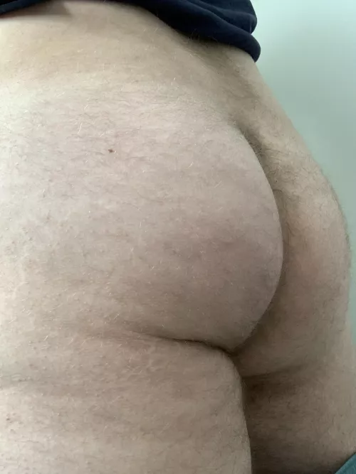 Any big men wanna give me a good time?