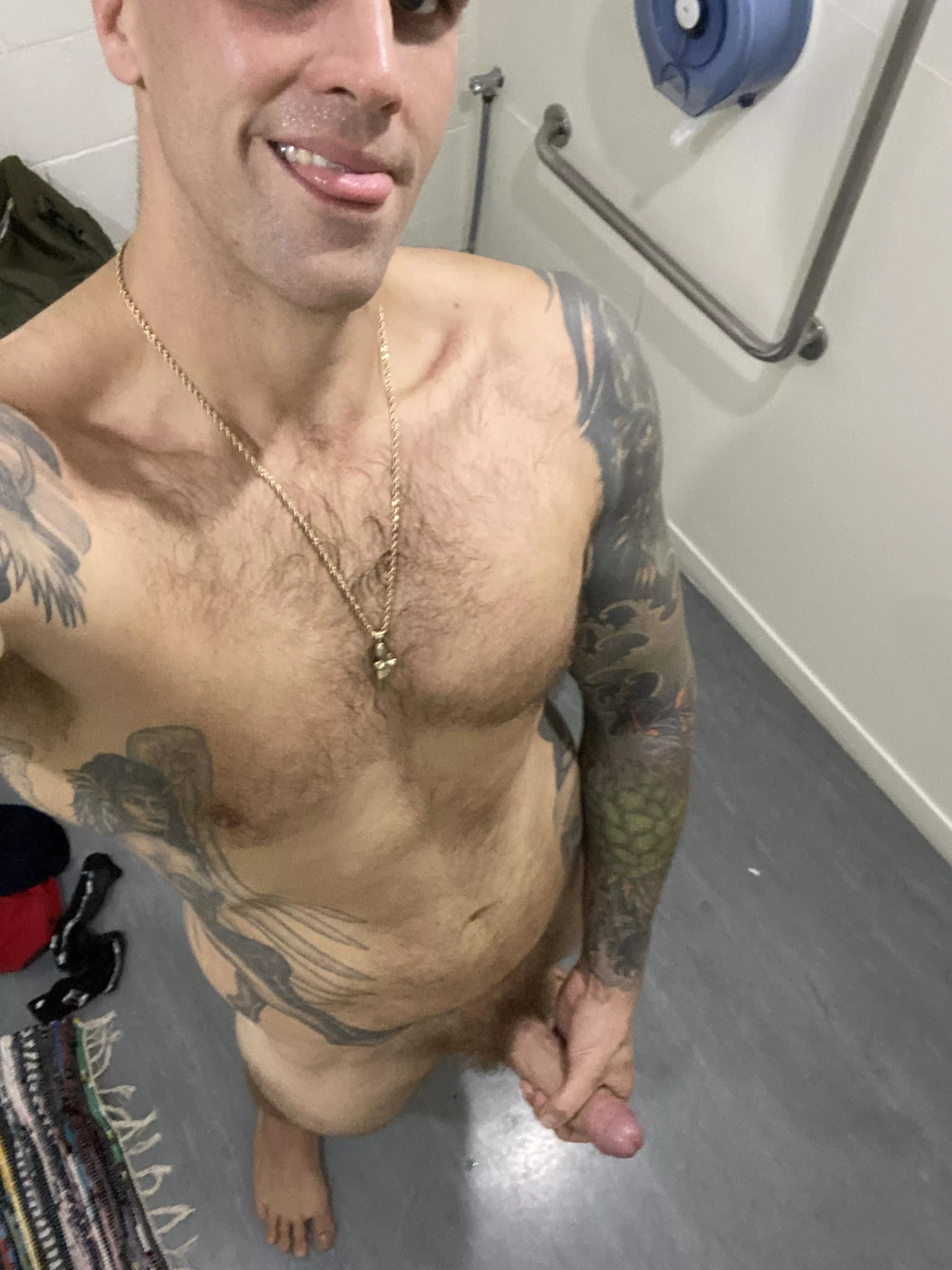 Any ladies wanna play in the gym bathroom with a 6’5” tall kiwi guy?