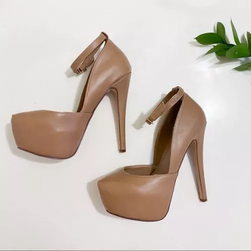 Anyone know where to find this paprika shoes in 6? 😭 (credits to owner)