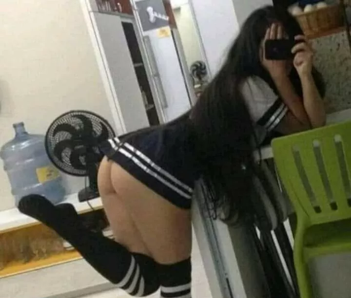 Anyone knows her?