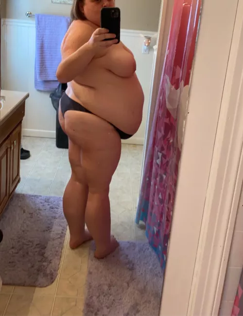 Anyone like boobs and bellies? 😘